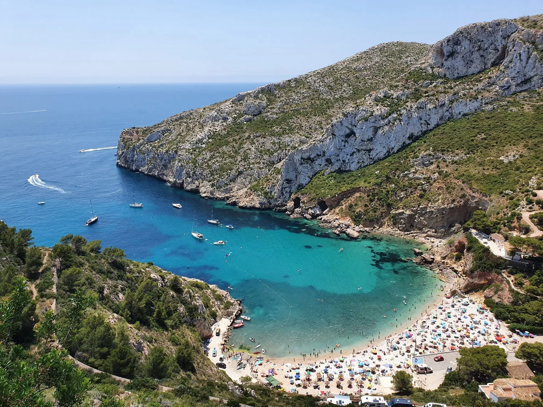 Cala Granadella (Jávea/Xàbia) es una cala pequeña y espectacular (unos 160 m) rodeada de colinas con pinos. Está considerada una de las más bonitas de la Costa Blanca y es un lugar top para snorkel y buceo. (Jávea/Xàbia) es una cala pequeña y espectacular (unos 160 m) rodeada de colinas con pinos. Está considerada una de las más bonitas de la Costa Blanca y es un lugar top para snorkel y buceo.