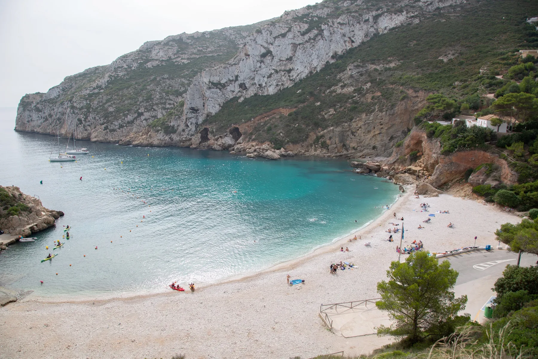 Cala Granadella (Jávea/Xàbia) es una cala pequeña y espectacular (unos 160 m) rodeada de colinas con pinos. Está considerada una de las más bonitas de la Costa Blanca y es un lugar top para snorkel y buceo. (Jávea/Xàbia) es una cala pequeña y espectacular (unos 160 m) rodeada de colinas con pinos. Está considerada una de las más bonitas de la Costa Blanca y es un lugar top para snorkel y buceo.