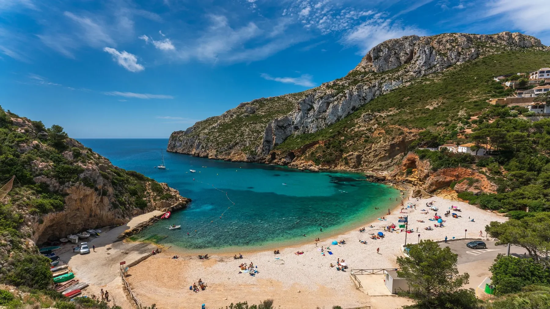 Cala Granadella (Jávea/Xàbia) es una cala pequeña y espectacular (unos 160 m) rodeada de colinas con pinos. Está considerada una de las más bonitas de la Costa Blanca y es un lugar top para snorkel y buceo. (Jávea/Xàbia) es una cala pequeña y espectacular (unos 160 m) rodeada de colinas con pinos. Está considerada una de las más bonitas de la Costa Blanca y es un lugar top para snorkel y buceo.