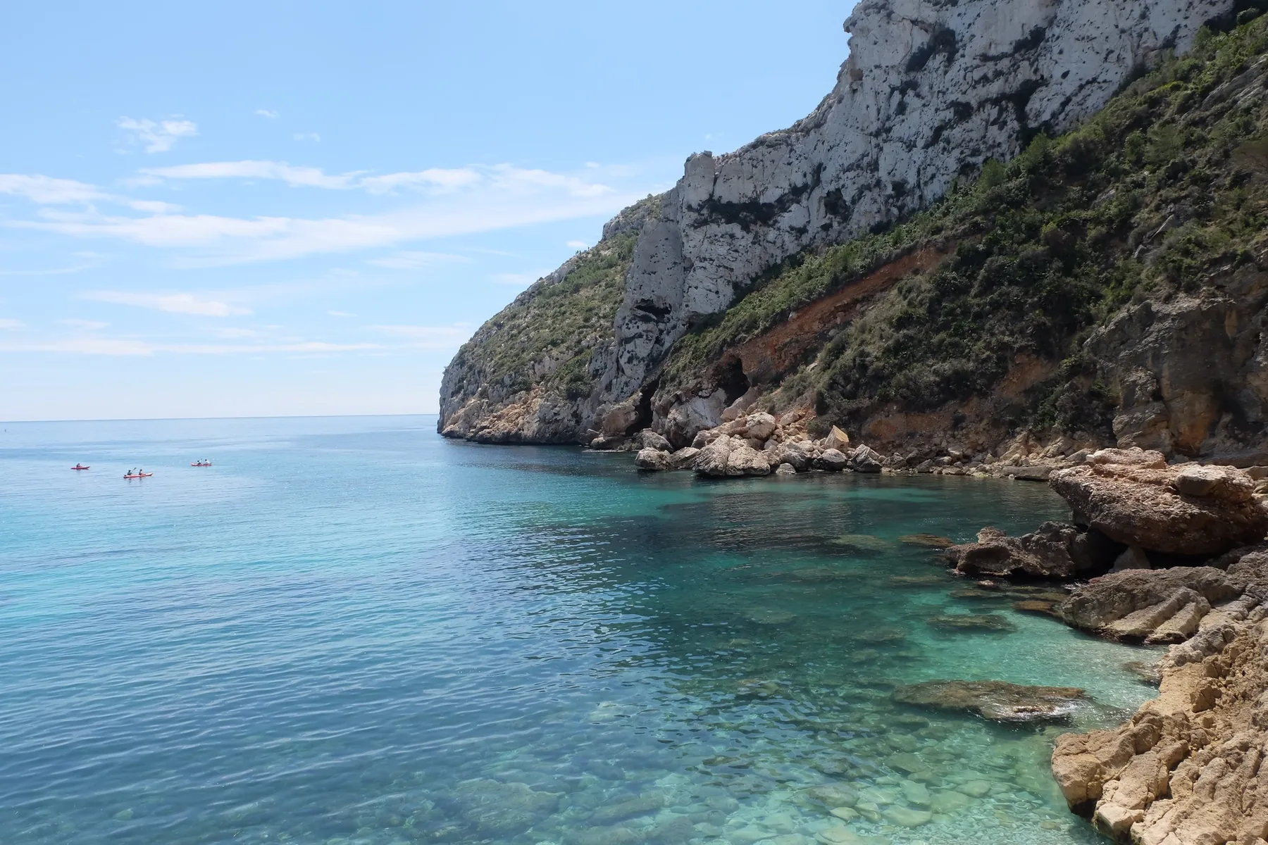 Cala Granadella (Jávea/Xàbia) es una cala pequeña y espectacular (unos 160 m) rodeada de colinas con pinos. Está considerada una de las más bonitas de la Costa Blanca y es un lugar top para snorkel y buceo. (Jávea/Xàbia) es una cala pequeña y espectacular (unos 160 m) rodeada de colinas con pinos. Está considerada una de las más bonitas de la Costa Blanca y es un lugar top para snorkel y buceo.