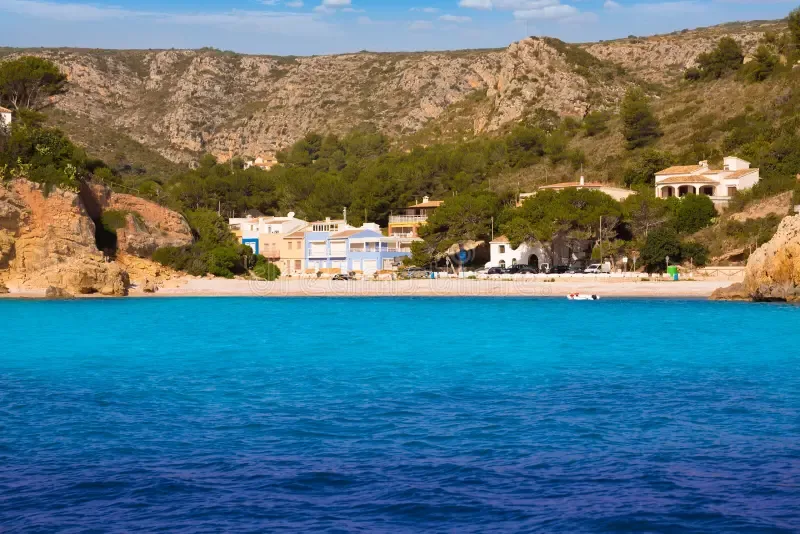 Cala Granadella (Jávea/Xàbia) es una cala pequeña y espectacular (unos 160 m) rodeada de colinas con pinos. Está considerada una de las más bonitas de la Costa Blanca y es un lugar top para snorkel y buceo. (Jávea/Xàbia) es una cala pequeña y espectacular (unos 160 m) rodeada de colinas con pinos. Está considerada una de las más bonitas de la Costa Blanca y es un lugar top para snorkel y buceo.