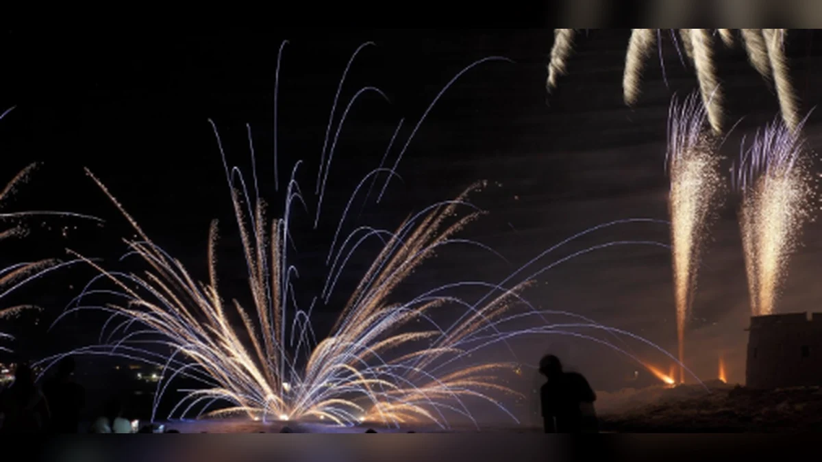 Fuegos artificiales en las fiestas patronales de Moraira 2026 junto al mar