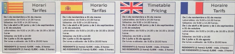 Cartel de tarifas para aparcamientos de zona azul en el centro de Moraira