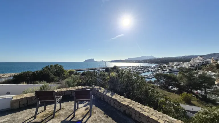 Rustige ochtend over de baai van El Portet in Moraira met zacht licht en uitzicht richting Cap d’Or