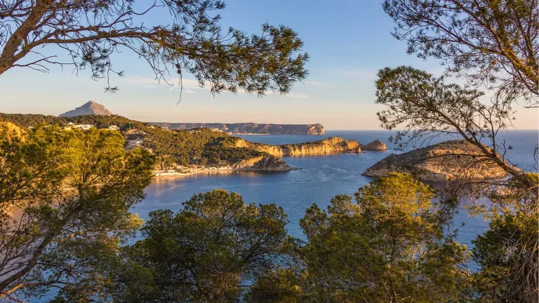 Straße in Moraira nahe Zentrum mit Blick Richtung Meer, geeignet als Symbolbild für Parkplatzsuche